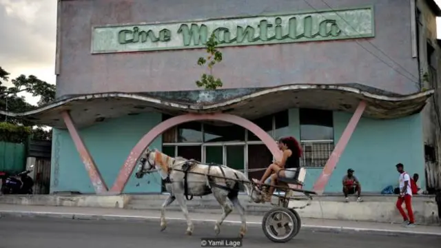 Là một trong những nơi kém thân thiện nhất với internet trên hành tinh, Cuba là nơi thích hợp để tác giả suy ngẫm về những ngày đầu viết blog trên mạng của mình.