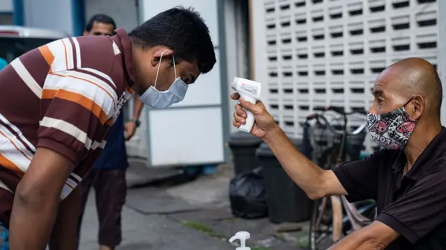 மலேசியாவில் அந்நியத் தொழிலாளர்கள் கோவிட்-19 பரிசோதனை செய்து கொள்ள மானியம்