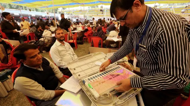 एका मतमोजणीदरम्यन EVM हाताळताना कर्मचारी (प्रातिनिधिक छायाचित्र)