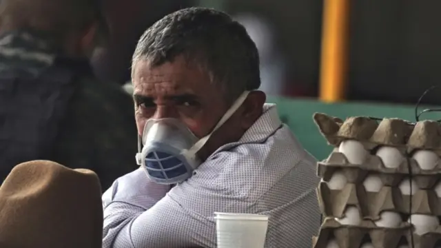 Vendedor de Honduras con cubrebocas.