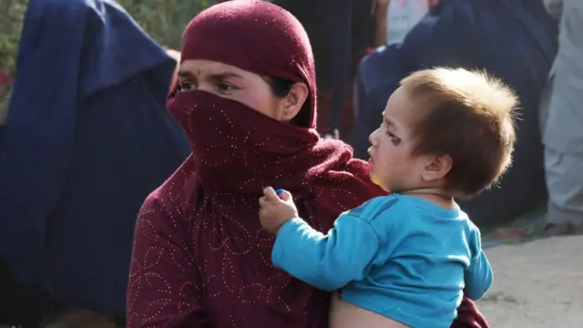 વિસ્થાપિત થયેલાં માતા અને બાળક કાબુલના કૅમ્પમાં