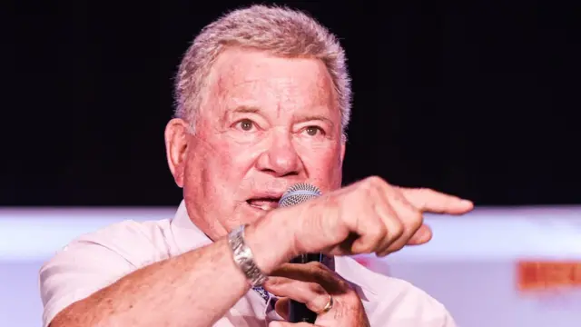 উইলিয়াম শ্যাটনার এক প্রশ্নোত্তর পর্বে বক্তব্য রাখছেন।