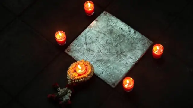 นายพันธ์ศักดิ์ ศรีเทพ และภรรยา จุดเทียนรำลึกครบรอบ 10 ปี การเสียชีวิตของนายสมาพันธ์ ศรีเทพ บุตรชายวัย 17 ปีในขณะนั้น ซึ่งถูกยิงเสียชีวิตบริเวณริม ถ.ราชปรารภฝั่งตรงข้ามซอยรางน้ำ ระหว่างเจ้าหน้าที่ทหาร "กระชับพื้นที่" การชุมนุมของ นปช. วันที่ 15 พ.ค. 2553