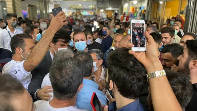 آقای احمدی‌نژاد یک روز مانده به انتخابات در جمع مردم در بازار تهران