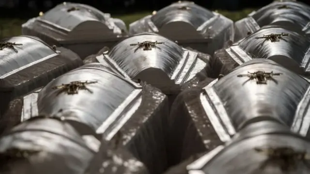 Ataúdes con cuerpos de víctimas del genocidio en Ruanda, en 2019.