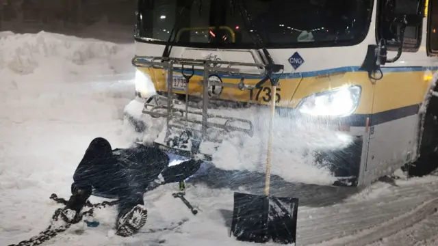 bus mogok di jalanan bersalju