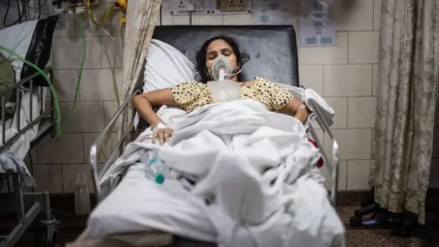 ઓક્સિજન માસ્ક પહેરેલાં મહિલા દર્દી