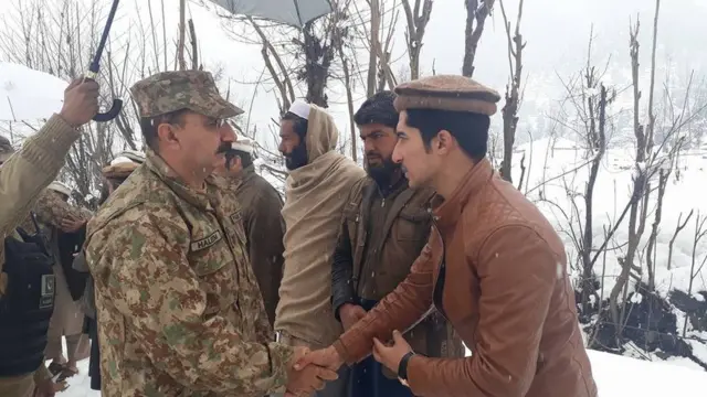 ગ્રામજનો સાથે મુલાકાત કરતા પાકિસ્તાની આર્મીના બ્રિગેડિયર હલીમ