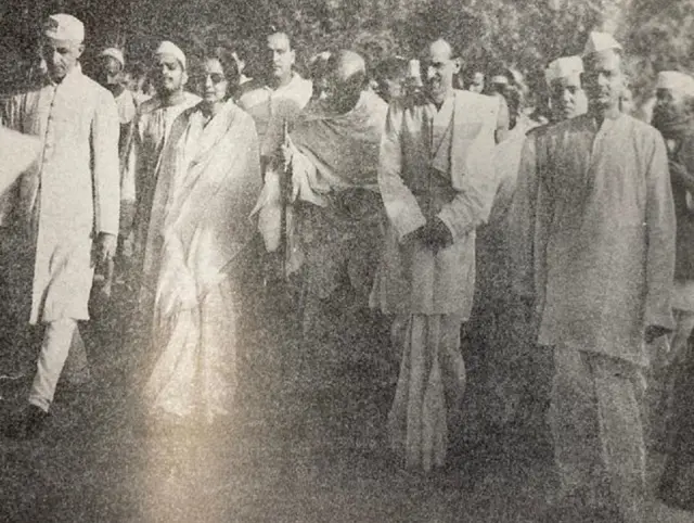 महात्मा गांधी और अन्य नेताओं के साथ अरुणा आसफ़ अली