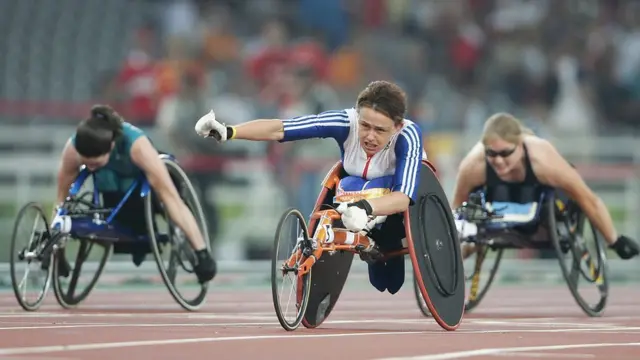 Grey-Thompson celebra su medalla de oro en Atenas 2004.