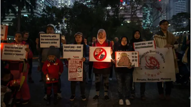 Hong Kong'da düzenlenen eylemde ABD Başkanı Donald Trump karşıtı pankartlar vardı.