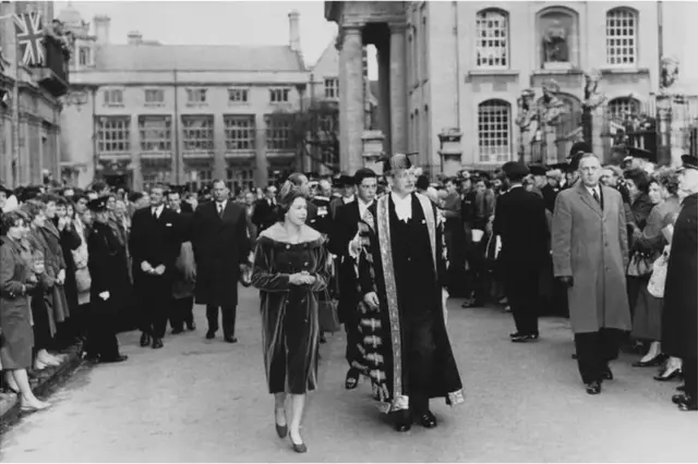 હેરૉલ્ડ મૅકમિલનના રાજીનામાથી પેદા થયેલ બંધારણીય સંકટ