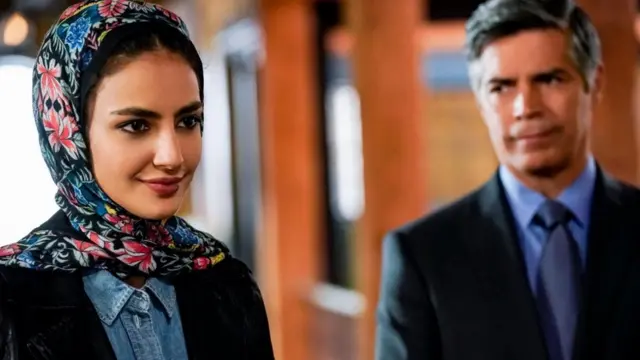 يقدم صنّاع مسلسل "إن سي آي إس" شخصية سيدة ترتدي الحجاب، لكنهم يحرصون على عدم جعل الدين النقطة المحورية لدور هذه الشخصية في العمل