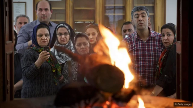 Une flamme brûle dans un temple du feu zoroastrien