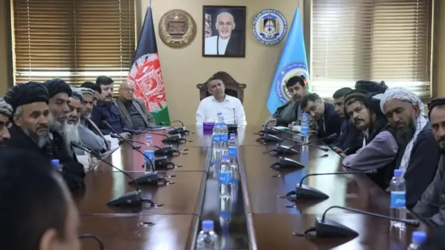 د کورنیو چارو وزیر ټرانسپورټ ټولنې سره.