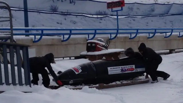 Les athlètes passent quelques minutes sur la glace et beaucoup de temps à transporter le traîneau .