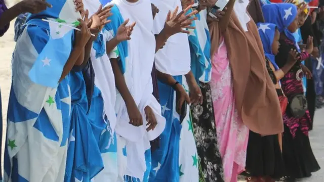 Inta badan munaasabadaha ka dhaca maamul goboleedyada ayaa loo soo qaataa calnka maamul goboleedkaas oo barbar socda kan Qaranka Soomaaliya, sida kan sawirkan hadda ka muuqda ee Galmudug