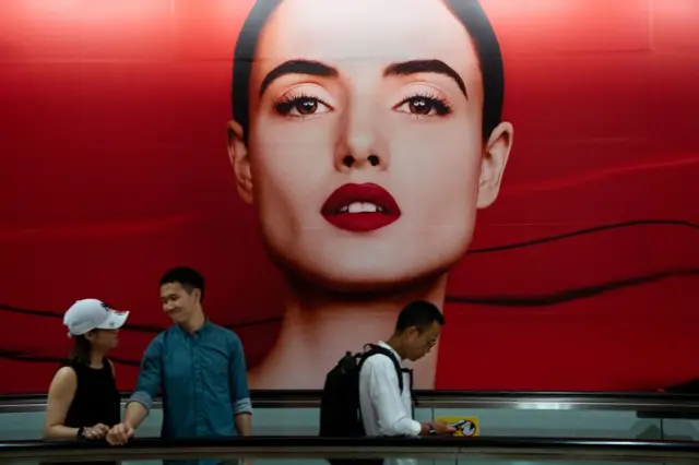 由於中國大陸較高的奢侈品關稅，很多中國消費者前往香港或國外購物。