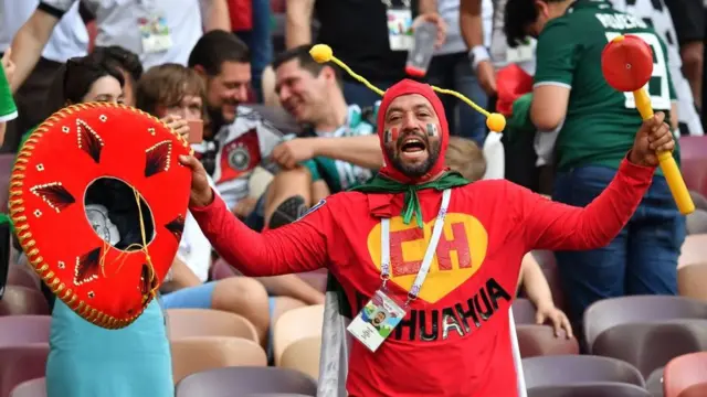 Un hombre con traje del Chapulín Colorado