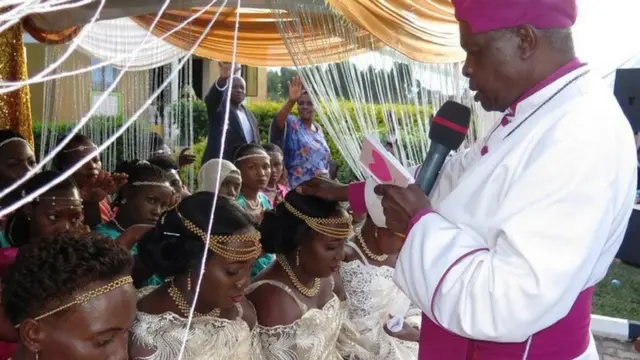 Askofu wa Ankole George Tibesigwa waliwabariki mapacha