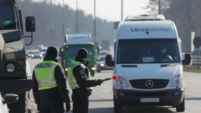 дорожный патруль останавливает грузовик