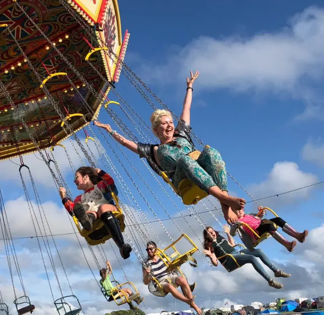 Una mujer en una atracción de feria.