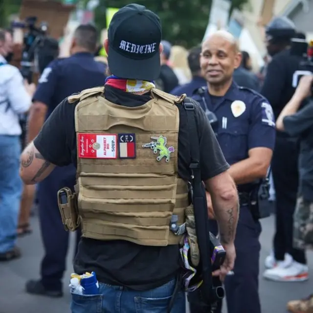 Un miembro del movimiento "Boogaloo" durante una manifestación en mayo en Carolina del Norte.