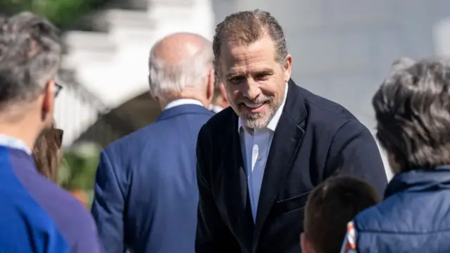 亨特·拜登（中）在白宮南草坪參與復活節活動（10/4/2023）