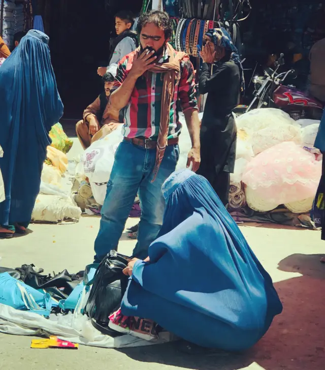 Perempuan bercadar di Kabul