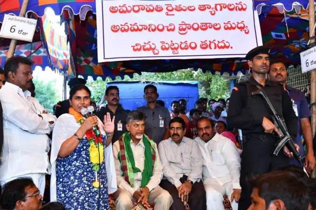 ఆందోళనలో మాట్లాడుతున్న మహిళ