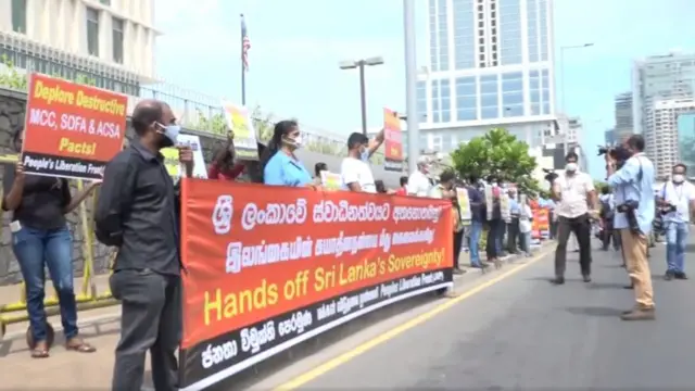 ජනතා විමුක්ති පෙරමුණ සාමාජිකයින් ඇමරිකානු තානාපති කාර්යාලය ඉදිරිපිට උද්ගොෂනයේ