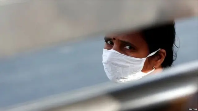 पीछे मुड़कर देखती हुई एक महिला