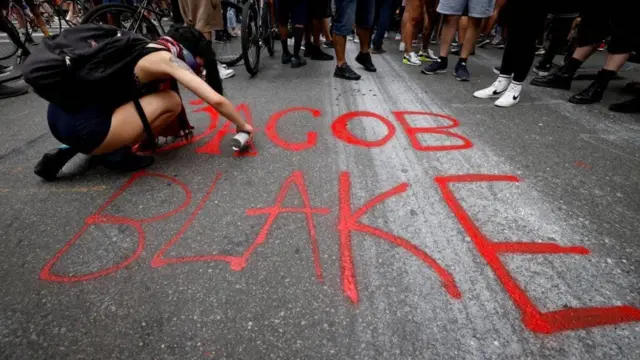 John Blake: Ẹ̀kùnrẹ́rẹ́ ohun tó ń ṣẹlẹ̀ lọ́wọ́ rèé lórí aláwọ̀ dúdú t'ọ́lọ́páá tún dàbọn bò l'Amẹrika