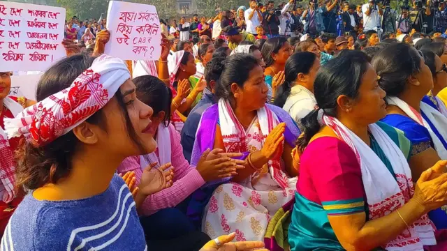 নাগরিকত্ব সংশোধনী আইনের বিরুদ্ধে আসামে শিল্পীদের প্রতিবাদ।