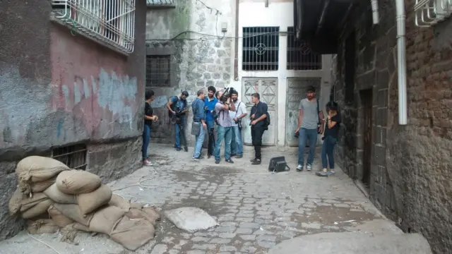 Yasağın kalktığı bazı sokaklarda gazeteciler çekim yapmak istiyor.