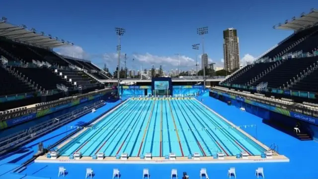 સ્વિમિંગ પુલની તસવીર