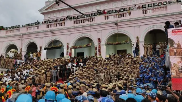 கருணாநிதியின் இறுதி ஊர்வலம் தொடங்கியது