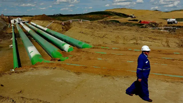 அல்பெர்ட்டா மாகாணத்தில் நடைபெறும் குழாய் பதிப்பு பணி