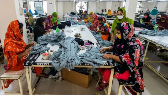 বাংলাদেশ সরকার গার্মেন্টস সহ রপ্তানি খাতের জন্য প্রণোদনা হিসেবে পাঁচ হাজার কোটি টাকা বিতরণের এক রূপরেখা চূড়ান্ত করেছে