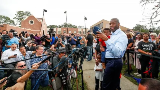 اندرو گیلم، شهردار تلاهاسی فلوریدا، امیدوار است پست فرمانداری را از ریک اسکات جمهوری‌خواه برباید