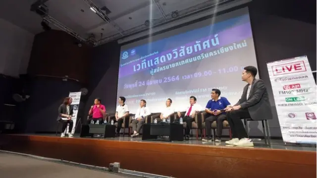 ผู้สมัครนายกเทศมนตรีนครเชียงใหม่ร่วมประชันวิสัยทัศน์ในช่วงโค้งสุดท้าย โดยหนึ่งในนโยบายที่ขาดไม่ได้คือการแก้ปัญหาฝุ่น PM2.5