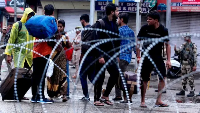 જમ્મુ કાશ્મીરથી પરત ફરતા પ્રવાસીઓ