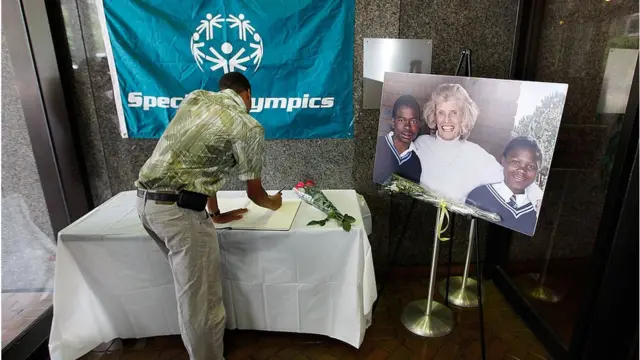 ዩኒስ ከነዲ ኣብ 2009 ኣብ መበል 88 ዓመታ ዓሪፋ