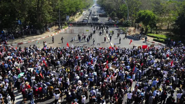 নিষেধাজ্ঞা উপেক্ষা করে রাস্তায় জড়ো হওয়া বিক্ষোভকারীদের মুখোমুখি পুলিশ