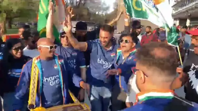 میچ سے قبل سنیچر کے روز انڈین شائقین نے ڈھول کی تھاپ پر بھنگڑے ڈالے
