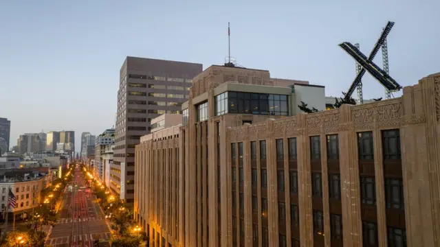 Un signe X est désormais visible sur le toit du siège de l'entreprise.