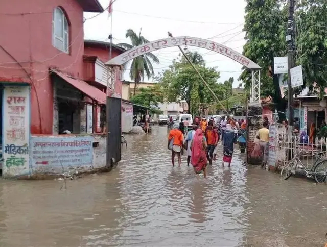 अविरल वर्षाका कारण प्रदेश नम्बर २ को राजधानी जनकपुरको अञ्चल अस्पताल जलमग्न भएको छ ।