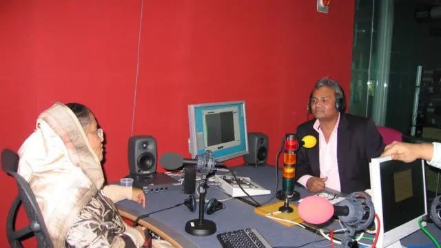 আওয়ামী লীগ সভানেত্রী শেখ হাসিনার সাক্ষাতকার নিচ্ছেন সাবির মুস্তাফা, এপ্রিল ২০০৭ সাল।