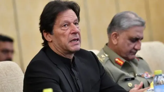 इमरान ख़ान ने अपनी बांह पर काली पट्टी बांधी जिस पर लिखा था, ''मैं कश्मीर हूं.''