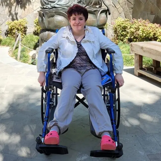 Cristina en una silla de ruedas